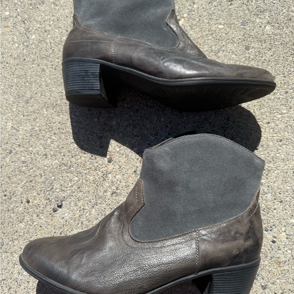 Munro 8.5 EUC “Laramie”  Gray & Blue Leather and Suede Ankle Boots - Picture 6 of 10